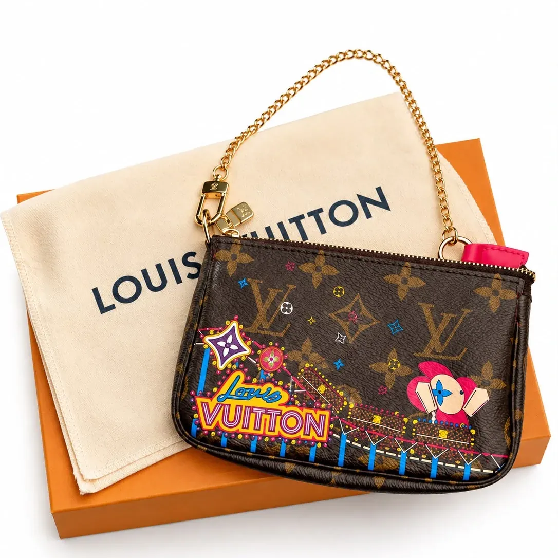 Louis Vuitton Mini Pochette Accessoires Monogram mit Vivienne-Motiv, Staubbeutel und Box – Ankauf von Designer & Mode