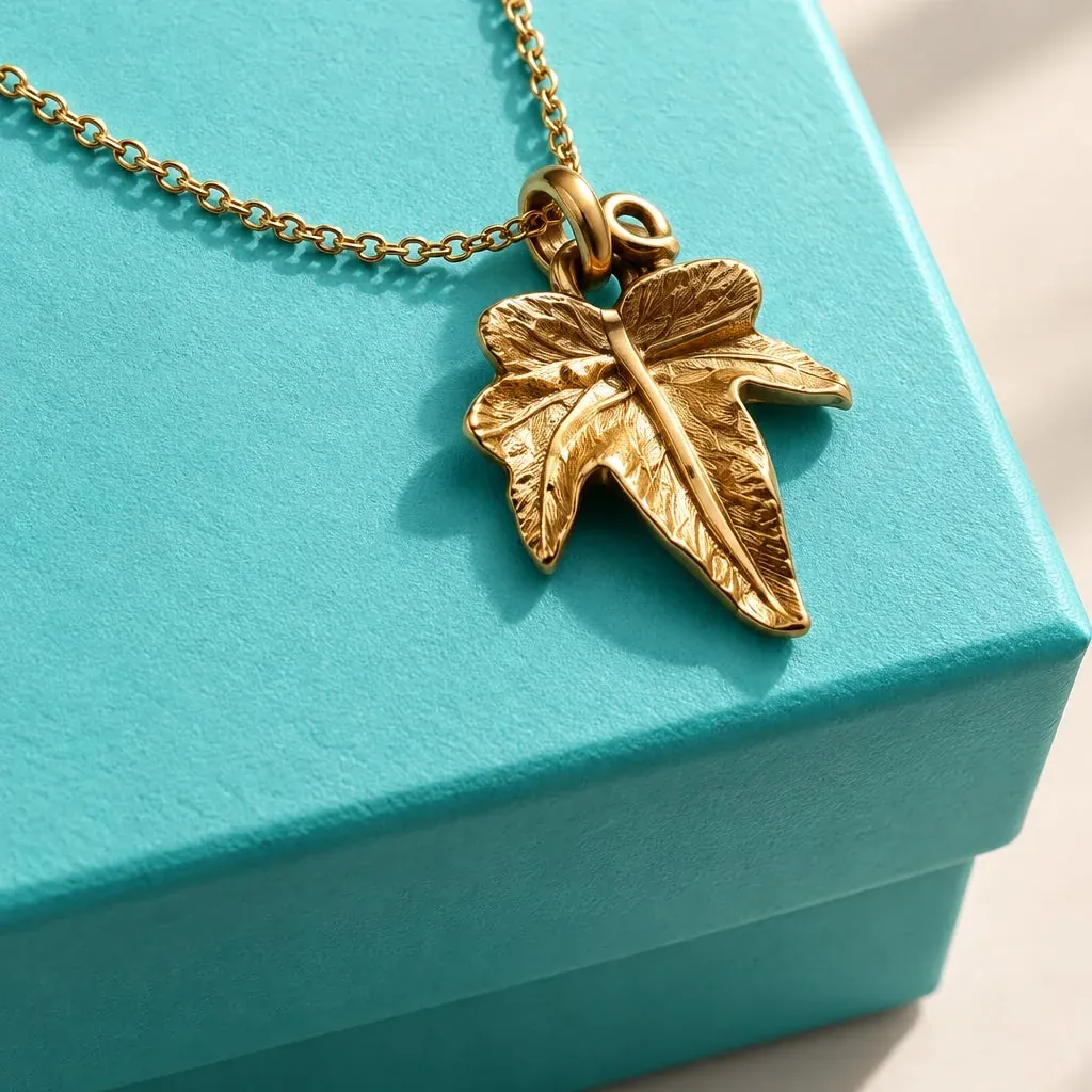Blattanhänger aus Gelbgold an Goldkette auf einer Tiffany-Box – Gold- und Schmuckankauf