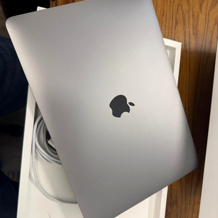 Apple MacBook Pro mit Originalverpackung